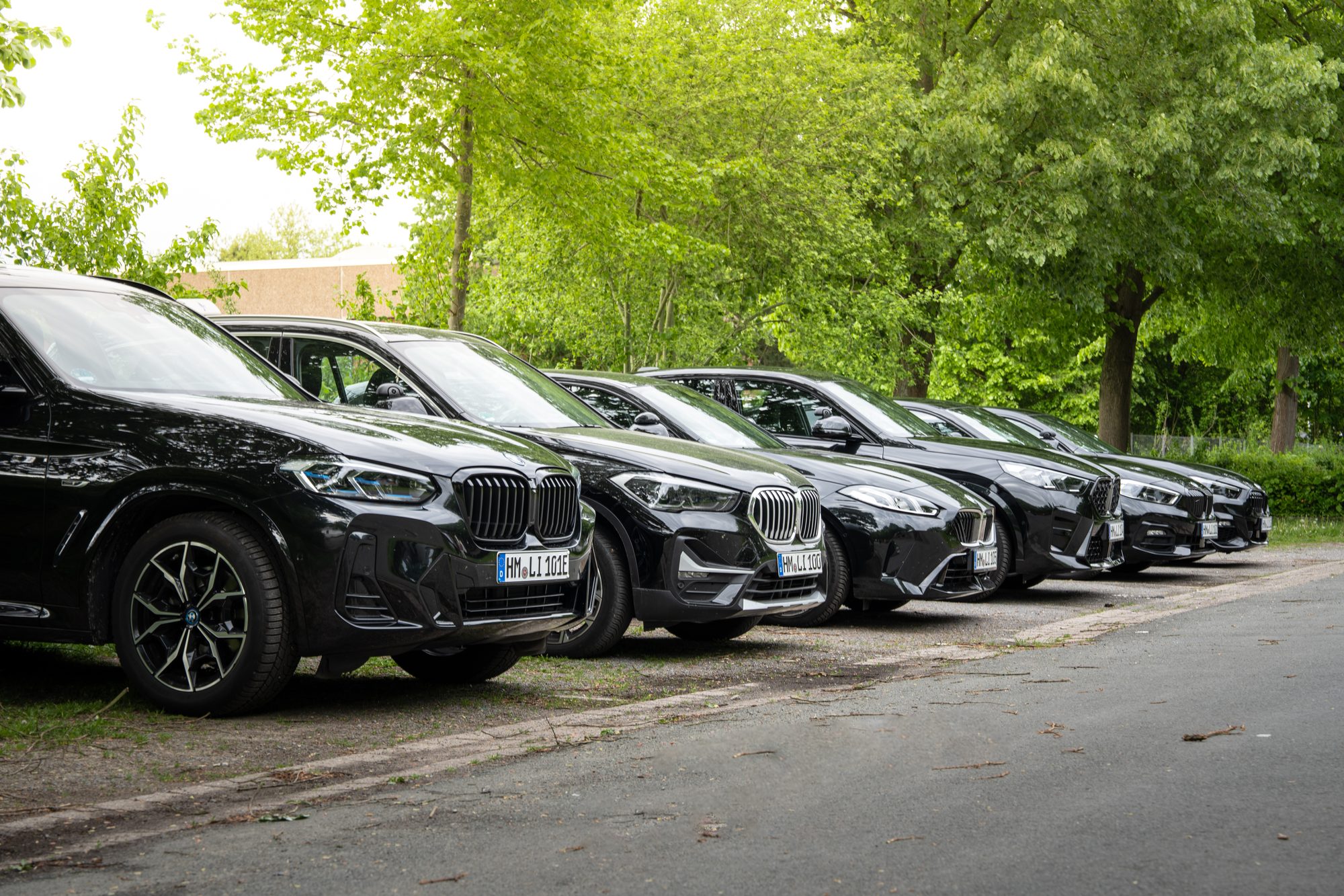 Die Fahrzeugflotte der Fahrschule Liberté – moderne schwarze BMW in Reihe